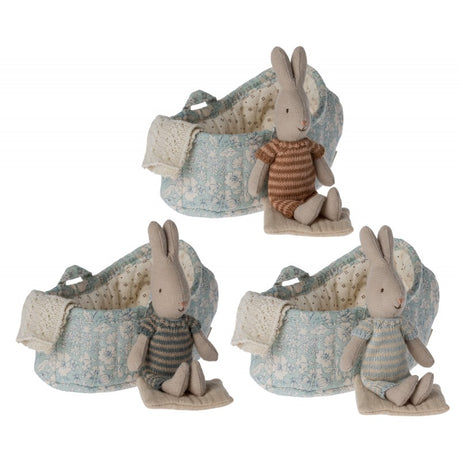 Zabawka Maileg Rabbit in Carry Cot 11 cm - urocza pluszowa maskotka w nosidełku, idealna dla maluchów na przygody i drzemki.