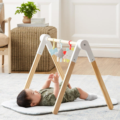 Mata edukacyjna Skip Hop Silver Lining Cloud z zabawkami, wspierająca rozwój niemowlaka poprzez zabawę na brzuszku i plecach.