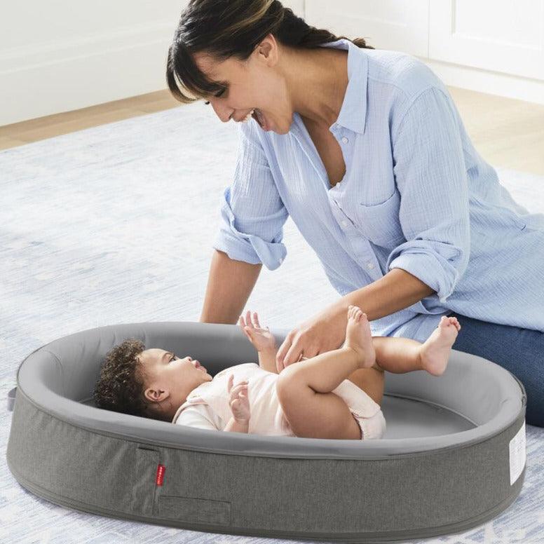 Skip Hop: przenośne gniazdko niemowlęce Playful Retreat Baby Nest - Noski Noski