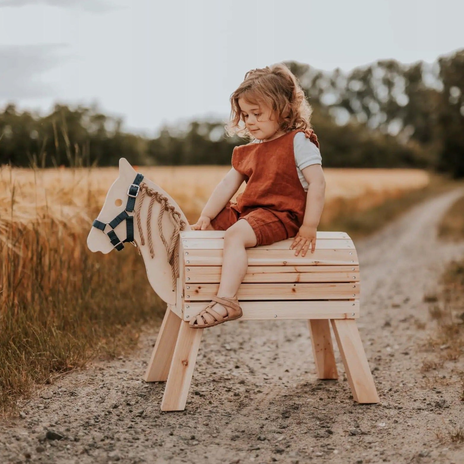 Kleiner Fuß: Ein Holzverbindungspferd für Kinder im Freien