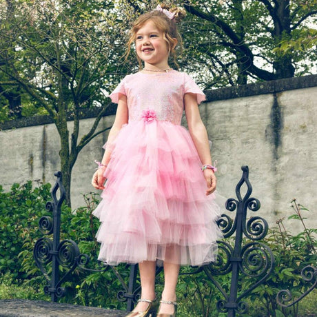 Różowa sukienka wizytowa tiulowa dla dziewczynki z falbanami i cekinami, idealna na wyjątkowe okazje.