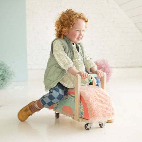 Chodzik dla dziecka Lilliputiens Sarenka Stella: drewniany pchacz 2w1 i jeździk z dzwoneczkiem i torbą.