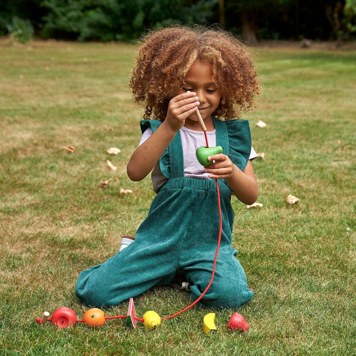 TickiT: drewniana nawlekanka owoce Wooden Lacing Fruits 7 el. - Noski Noski