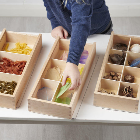 Estetyczne drewniane pudełka do sortowania i przechowywania skarbów dzieci, idealne na kolekcje w stylu Montessori.