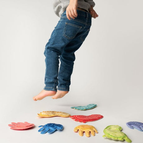 Zabawka sensoryczna Mom's Care Tup Tup - ścieżka sensoryczna z 8 woreczkami w kształcie stóp i dłoni, rozwija zmysły i motorykę.