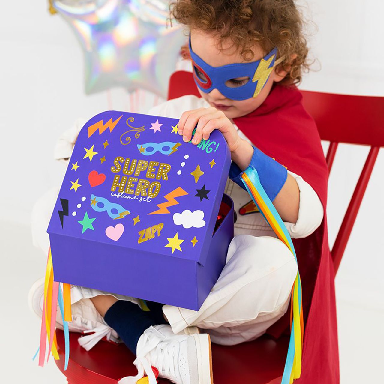 Partydeco: disguise in a Superhero suitcase