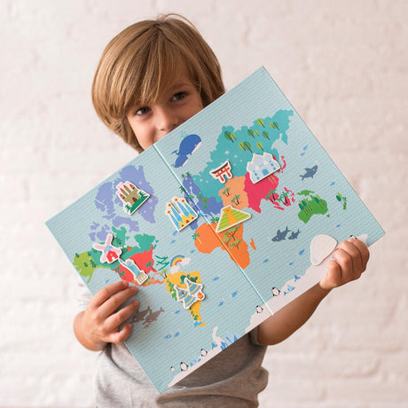Mapa świata magnetyczna układanka z 40 kolorowymi magnesami zwierząt i budynków, idealna do nauki geografii przez zabawę.