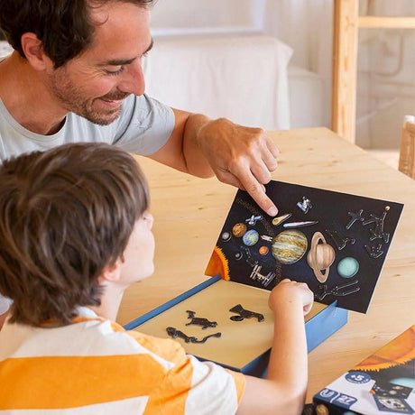 Układanka magnetyczna Apli Kids: Stwórz własny Układ Słoneczny z 27 elementami i kartami edukacyjnymi w 10 językach.