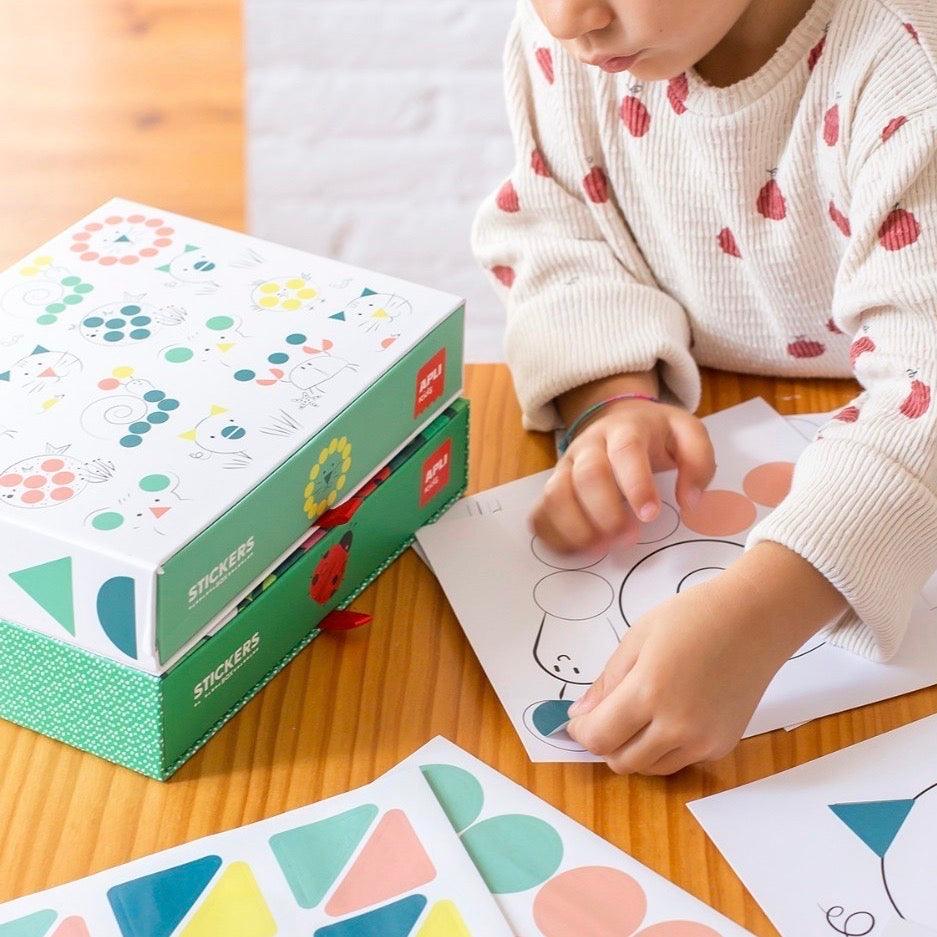 Apli Kids: zestaw z geometrycznymi naklejkami Stickers Box - Noski Noski