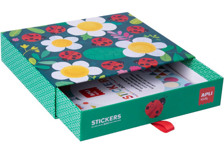 Zestaw kreatywny dla dzieci Apli Kids Stickers Box z wielorazowymi naklejkami i szablonami, rozwijający zdolności manualne.