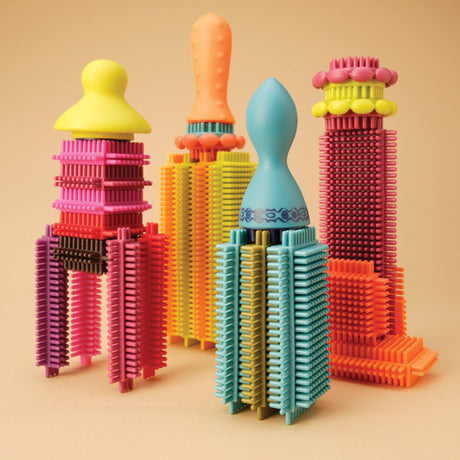 Kreatywne klocki B.toys Stackadoos jeżyki w torbie, stymulujące sensorycznie zabawki dla 2-latka chłopca.