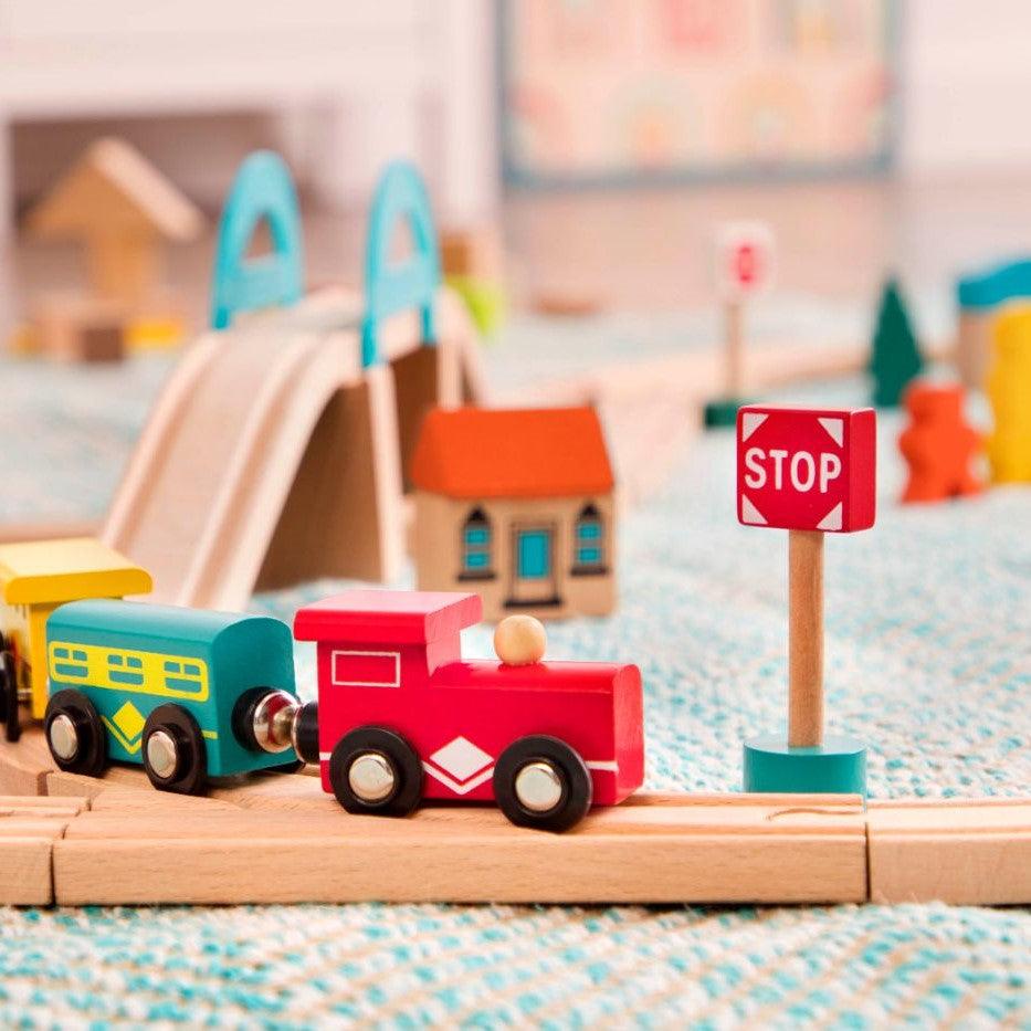 B.Toys: kolejka górska z torami Wooden Train Set in a Bucket - Noski Noski