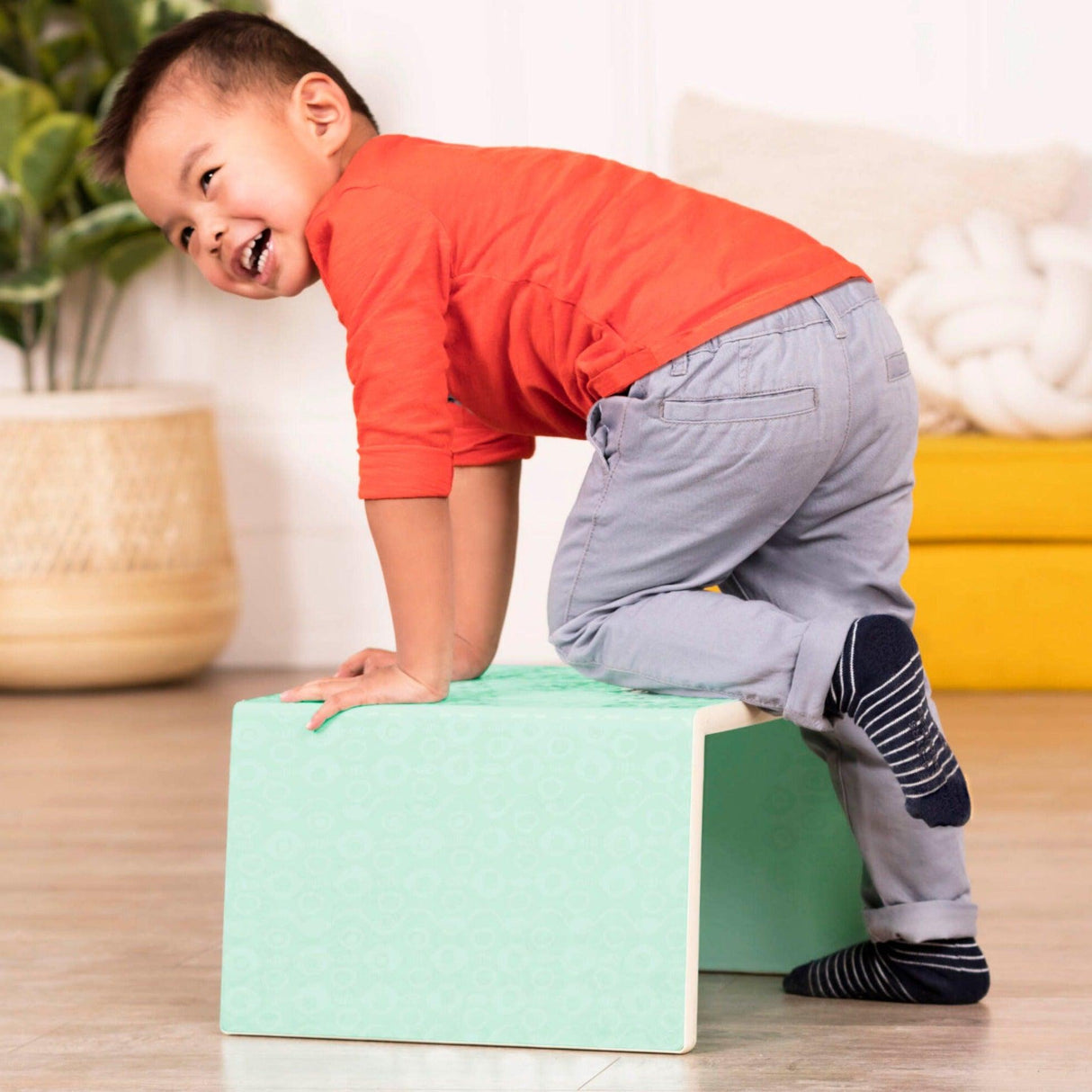 Krzesełko dla dziecka 3w1 B.toys Chair Stair, stoliczek i schodek w jednym, stabilne i bezpieczne mebelki dla dzieci.