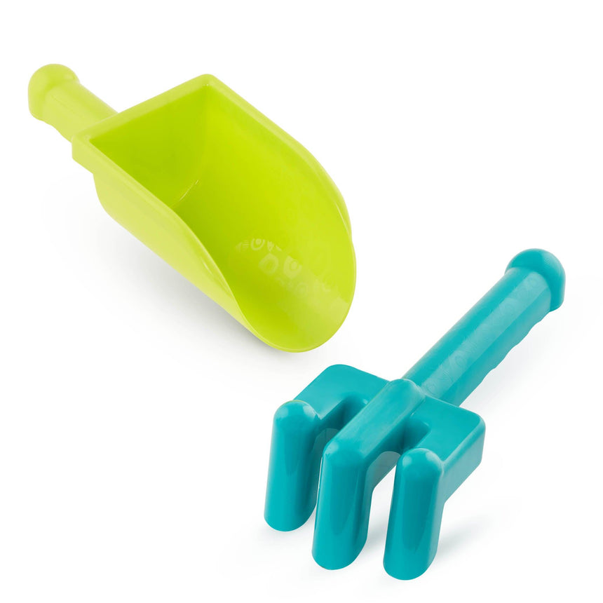 Łopatka ogrodowa B.toys Diggin Duo z grabiami, idealna do zabawy w piasku i rozwijania kreatywności.