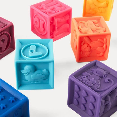 Miękkie, kolorowe klocki sensoryczne dla dzieci B.toys One Two Squeeze z liczbami i zwierzątkami rozwijają zmysły.