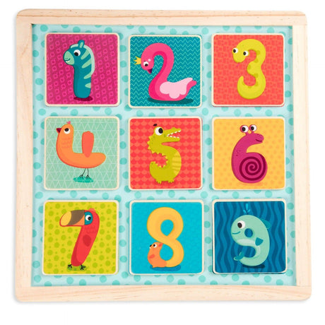 Tablica magnetyczna B.toys dla dzieci z kolorowymi cyferkami i miejscem do rysowania kredą, rozwija kreatywność i naukę liczenia.
