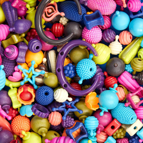 Zestaw do robienia bransoletek B.toys B.eauty Pops z 275 kolorowymi koralikami do kreatywnej zabawy i rozwijania zdolności manualnych.