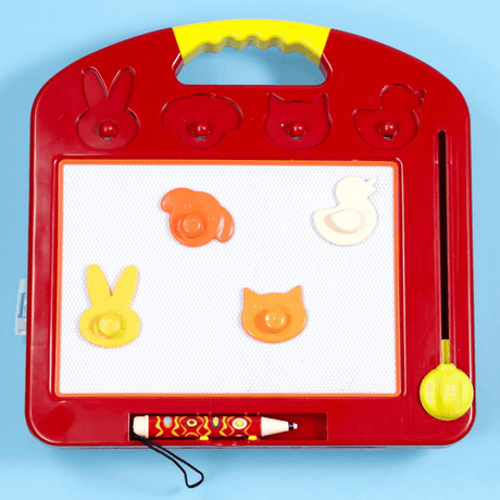 Tablica magnetyczna dla dzieci B.toys z rączką, szufladką na rysik i pieczątkami, świetna do kreatywnej zabawy bez bałaganu.