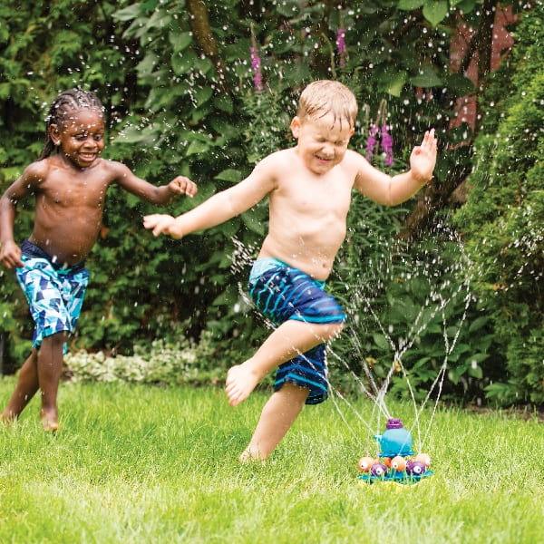 B.Toys: zraszacz ogrodowy Whirly Whale Sprinkler - Noski Noski