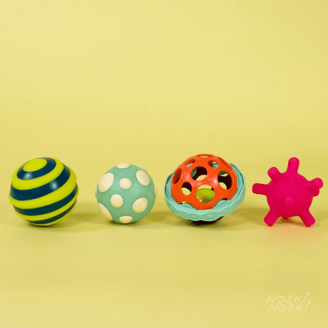 Piłeczki sensoryczne B.toys Ball-a-Balloos: zestaw 4 piłek z różnorodnymi fakturami i kolorami, stymulujące rozwój dziecka.