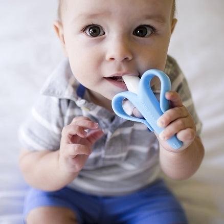 Niebieski gryzak szczoteczka do zębów dla dzieci Baby Banana, ergonomiczny kształt, miękki silikon, delikatny masaż dziąseł.