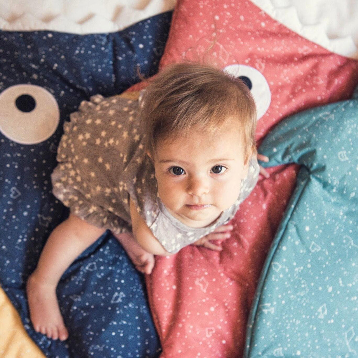 Baby Bites: lekki śpiwór rekinek Light Constellations 1-18 M - Noski Noski