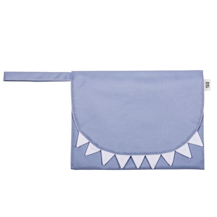 Przewijak podróżny Baby Bites Shark, kompaktowy i wodoodporny, idealny przewijak dla dziecka na spacery i wycieczki.