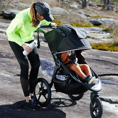 Wózek spacerowy Baby Jogger Summit X3 do 22 kg, idealny do biegania i spacerów, z zawieszeniem i hamulcem.