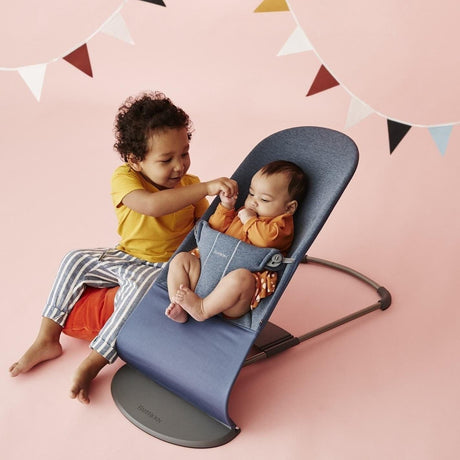 Leżaczek bujaczek Babybjörn Bliss 3D Jersey – ergonomiczny bujak dla dziecka, idealny do zabawy i odpoczynku, wspiera rozwój.