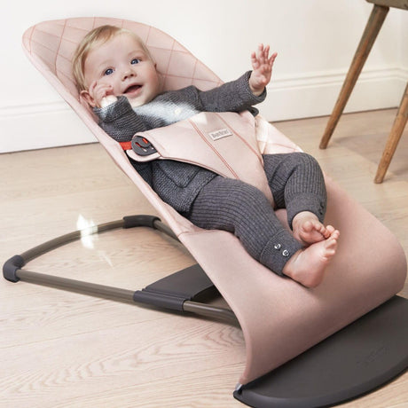 Ergonomiczny leżaczek bujaczek Babybjorn Bliss, wspiera rozwój, kompaktowy, idealny do zabawy i odpoczynku dla dziecka.