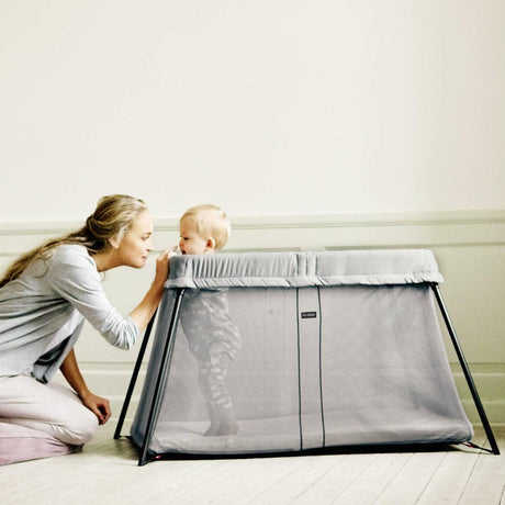 BabyBjorn: łóżeczko turystyczne z prześcieradłem Light - Noski Noski