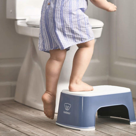 Stabilny podest toaletowy BabyBjorn Safe Step dla dzieci, lekki i łatwy do czyszczenia.