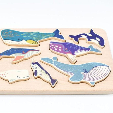 Drewniana układanka Bajo Whale Family z siedmioma wielorybami, rozwija zdolności manualne i wyobraźnię dziecka.