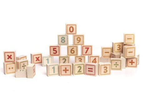 Kolorowe drewniane klocki konstrukcyjne Bajo z cyframi i symbolami, wspierają naukę liczenia i kreatywną zabawę dla dzieci.