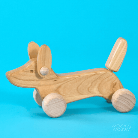 Drewniany Bajo Jamniczek na kółkach, zabawka do raczkowania i ciągnięcia, wspiera pierwsze kroki i bezpieczną zabawę.