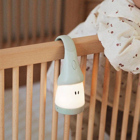 Béaba Pixie Torch - przenośna lampka nocna i latarka dla dzieci, zapewnia delikatne, ciepłe światło i wygodę użycia.