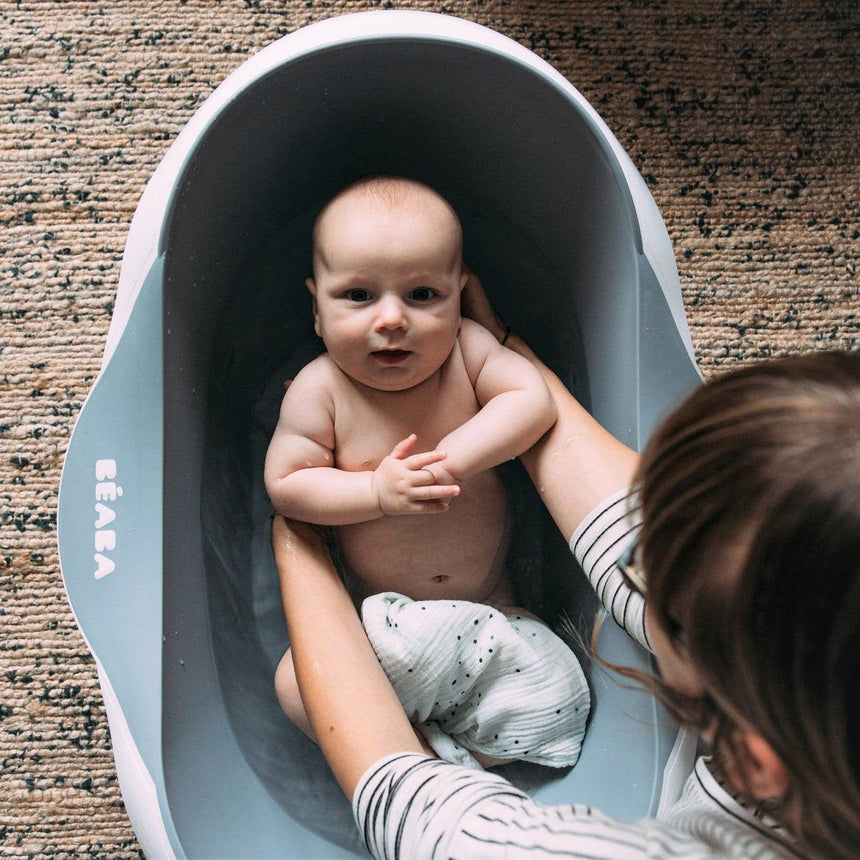 Ergonomiczna wanienka dla dziecka Beaba Cameleo ze stojakiem, antypoślizgowa i wygodna, idealna do kąpieli maluszka.