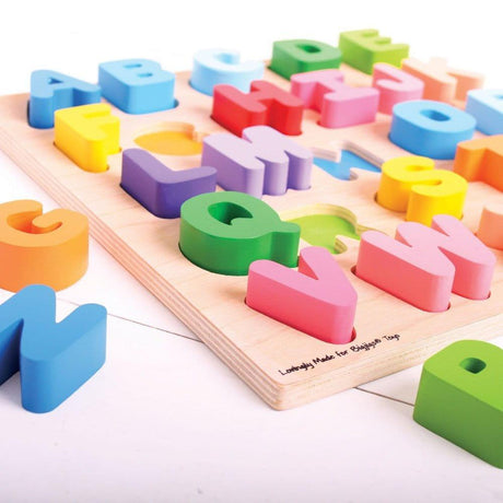 Kolorowe drewniane puzzle z literami, Bigjigs Toys alfabet, edukacyjna układanka dla dzieci, nauka liter przez zabawę.