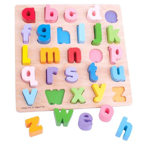 Drewniane puzzle Bigjigs Toys z małymi literami polskiego alfabetu na kolorowej podstawce, edukacyjna zabawka.