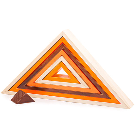 Drewniane klocki Bigjigs Toys Natural Stacking Triangles, bezpieczna i kreatywna układanka rozwijająca zdolności manualne dzieci.