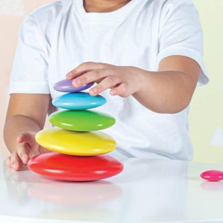 Kolorowe otoczaki Rainbow Stacking Pebbles Bigjigs Toys rozwijają kreatywność i motorykę dziecka, inspirowane metodą Montessori.