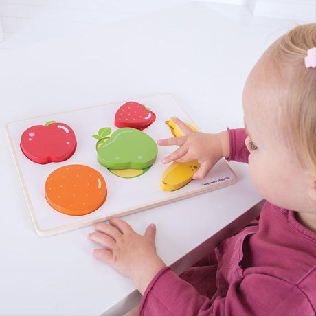 Drewniane puzzle Bigjigs Toys Owoce dla maluchów, uczące kształtów, kolorów i zdolności manualnych przez zabawę.