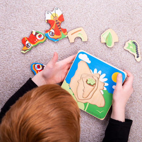 Układanka Drewniana Bigjigs Toys przedstawiająca cykl życia motyla, idealna zabawka edukacyjna dla dzieci.
