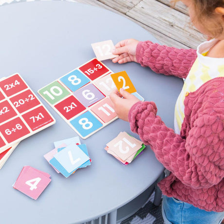 Tabliczka Mnożenia Bigjigs Toys Math Bingo, edukacyjna gra dla dzieci, tabliczka mnożenia do 100, dzielenie pisemne, 6 graczy.