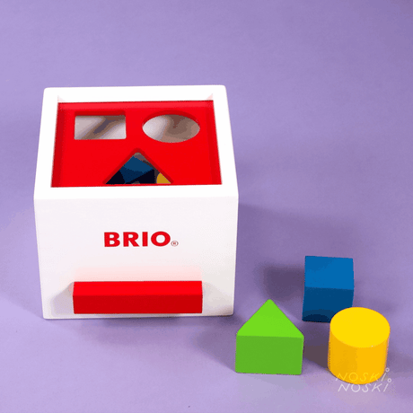 Drewniana Zabawka Edukacyjna Brio Sorting Box Sorter Kształtów, rozwija koncentrację, koordynację i motorykę malucha.