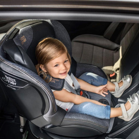 Fotelik samochodowy Britax Romer Dualfix 2R z obrotem 360°, systemem Pivot Link i ergonomiczną pozycją leżącą dla wygody dziecka.