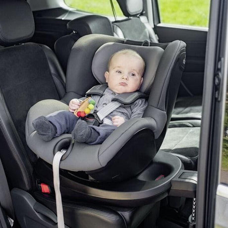 Obrotowy fotelik samochodowy Britax Romer Dualfix Plus, 360 stopni, z ochroną boczną SICT i ramą antyrotacyjną dla bezpieczeństwa dziecka.