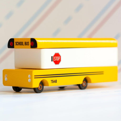 Drewniany autobus szkolny zabawka Candylab Toys School Bus, wykonany z litego drewna bukowego, idealny do kreatywnej zabawy.