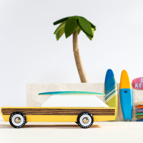 Drewniany samochodzik Woodie od Candylab Toys, elegancki model z orzechowego forniru, wbudowane magnesy dla kreatywnej zabawy.