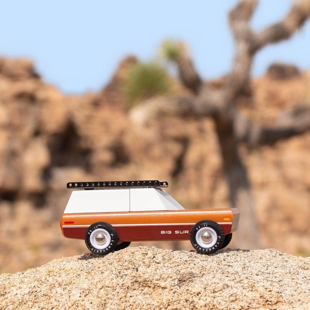 Candylab Toys: drewniany samochód Big Sur Brown - Noski Noski